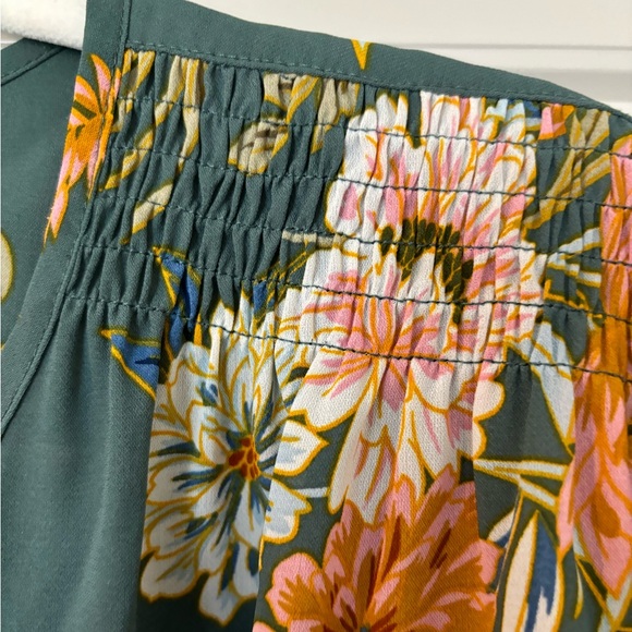 1x Monday Fun Kinney split neck smocked shoulder blouse - Picture 5 of 9